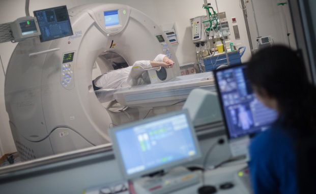 Eine Patientin wird im Robert-Bosch-Krankenhaus in Stuttgart in einem Computertomographen (CT) untersucht.