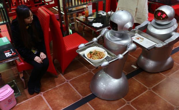 Roboter-Kellner in China: In allen möglichen Bereichen unterstüzen uns Roboter und Technik schon, das wird auch vor dem Versicherungsvertrieb nicht Halt machen.