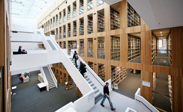 Studenten nutzen die neue Universitätsbibliothek auf dem Steintor-Campus in Halle/Saale (Sachsen-Anhalt).