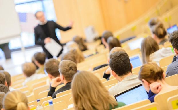 Studenten im Helmut Schmidt-Auditorium der Bucerius Law School in Hamburg: Vor allem bei der Generation Y ist Ausklärungsbedarf in Sachen Versicherungen. 