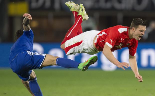 So sichern sich Profi-Fußballer gegen folgenschwere Fouls ab