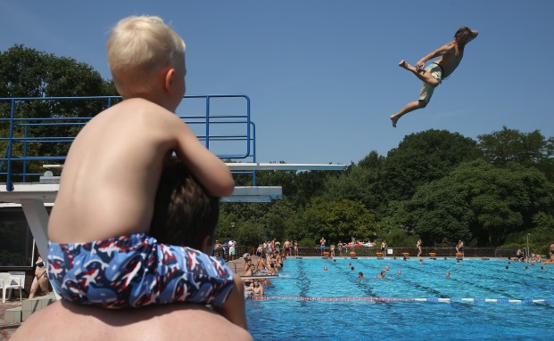 So vermeiden Sie den Handyklau im Freibad