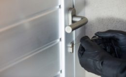 Muss man die Haustür zweimal abschließen?