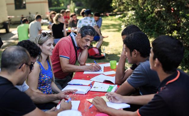 So sind Helfer für Flüchtlinge versichert