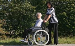 Pflegebedürftige müssen auf Haushaltshilfen, Fahrdienste & Co. warten