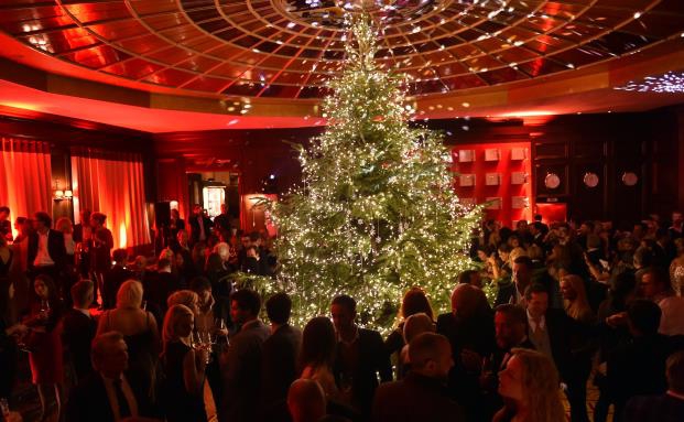 Wer zahlt, wenn sich auf der Weihnachtsfeier jemand verletzt?