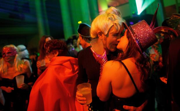 Paar hat Sex auf Auto – 3.000 Euro Schaden