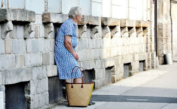 Anlageberater prellt Rentnerin