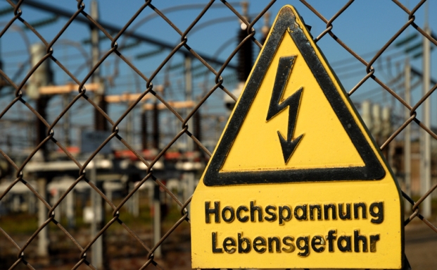 Mann überlebt 20.000 Volt, Versicherung ziert sich bei Zahlung