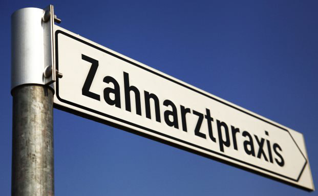 Bei Spätfolgen am Zahnersatz muss die Versicherung zahlen