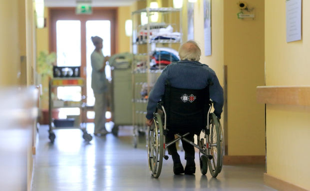 Warum die Pflege daheim statt im Heim nicht funktioniert