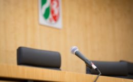 Bestandsbetrüger mit Anzug und Krawatte