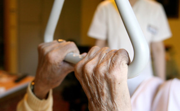 Viele Senioren können sich Pflegekosten nicht leisten