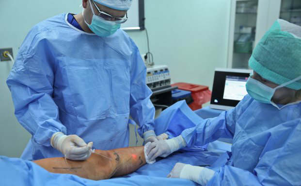 Krankenkassen könnten 18 Milliarden Euro durch Behandlungen im Ausland sparen