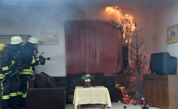 Wer haftet, wenn der Tannenbaum brennt?