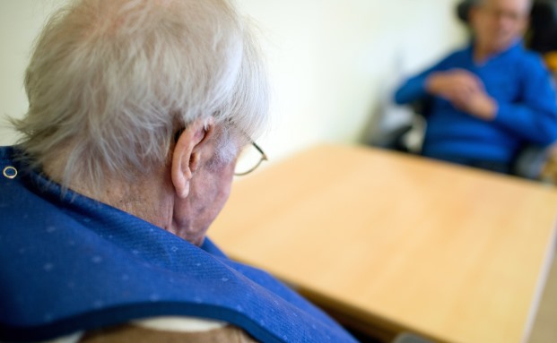 Demenz ereilt arme Männer früher als reiche