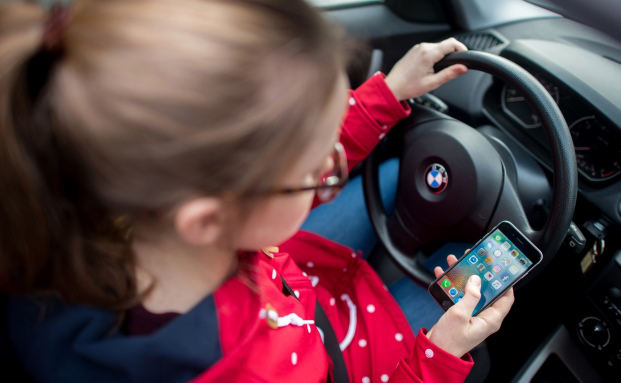 SMS schreiben am Steuer erhöht die Unfallgefahr deutlich