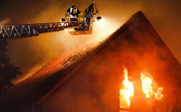 Hausbesitzer verursacht Brand in seinem Sechs-Familien-Haus – welche Versicherung zahlt?