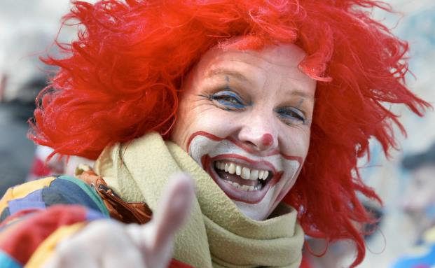 Darf man sein Karnevalskostüm hinterm Steuer tragen?