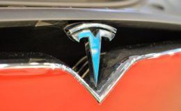 Tesla plant lebenslang gültigen Versicherungsschutz