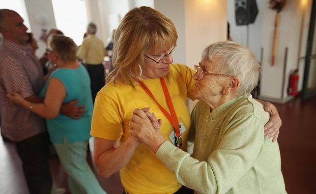 Deutsche finden Pflege und Demokratie wichtiger als die Wirtschaft