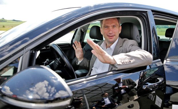 Computer lenkt nicht mehr, Fahrer haftet schon?