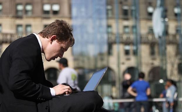 Die Hälfte der Deutschen würde Versicherung online abschließen