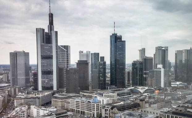 Mitarbeiter bei Finanz- und Versicherungsdienstleistern sind Spitzenverdiener