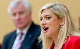 CSU will pflegenden Angehörigen stärker unter die Arme greifen