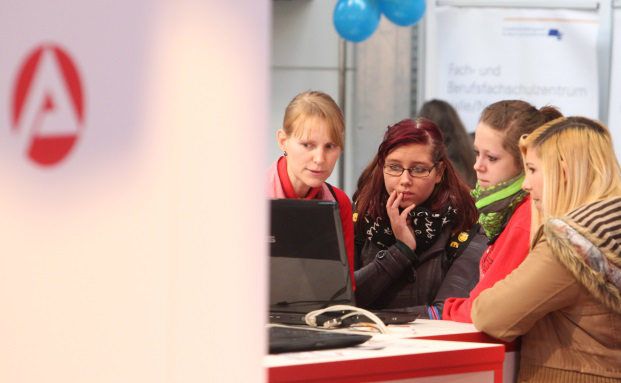 Wie Berufseinsteiger mit ihrem Geld umgehen sollten