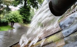 Versicherer muss nicht für Überflutung durch verstopftes Regenrohr zahlen