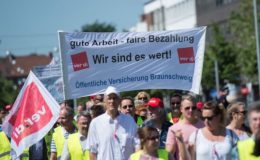 Versicherungsmitarbeiter streiken in Hannover