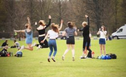 Zahlt die Hausratversicherung auch bei verräterischen Urlaubsposts?