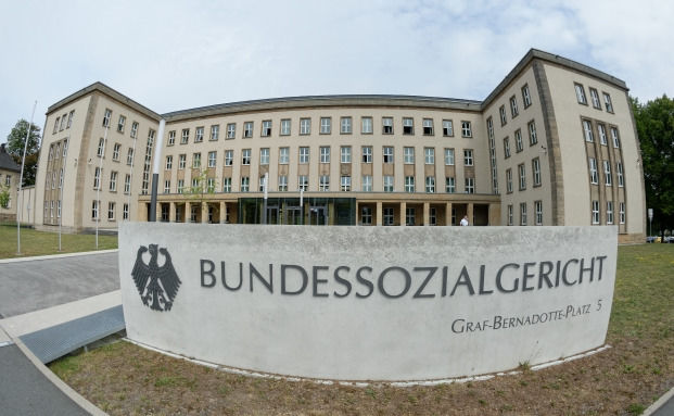 Arbeitsweg darf durchs Fenster führen, Abstecher zum Bäcker nicht versichert