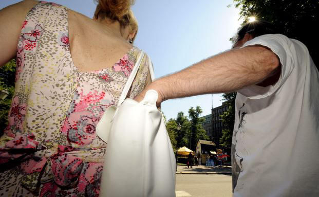 Mutiger Versicherungskaufmann schlägt Bettler-Diebe in die Flucht