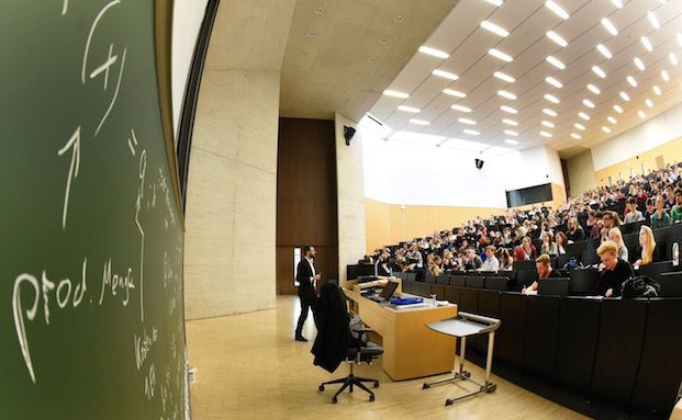Die wichtigsten Policen für frisch gebackene Studenten