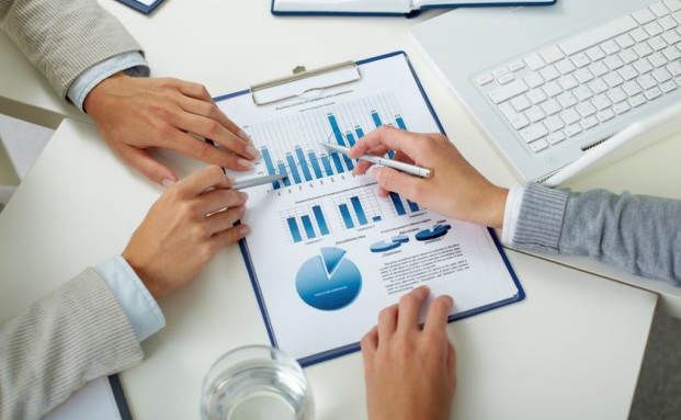 Fünf Witze über Finanzberater