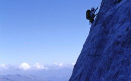 Erfrierungen infolge gerissener Hose nicht von Unfallversicherung gedeckt