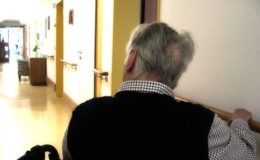 Jeder sechste Pflegebedürftige muss zum Sozialamt
