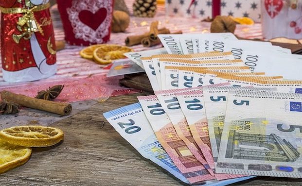 Weihnachtsgeld fließt oft in Konsumgüter statt in Vorsorge