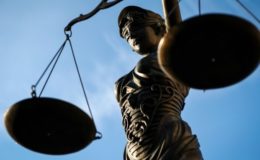 Richter kassieren undurchsichtige Klauseln in Riester-Fondspolicen