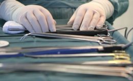 GKV muss Kosten für Entfernung einer Fettschürze erstatten