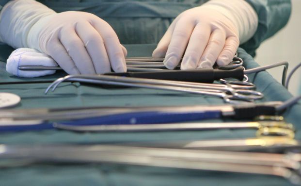 GKV muss Kosten für Entfernung einer Fettschürze erstatten