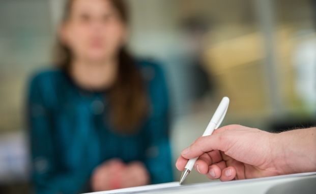 In diesen 10 Unternehmen macht Geld am glücklichsten