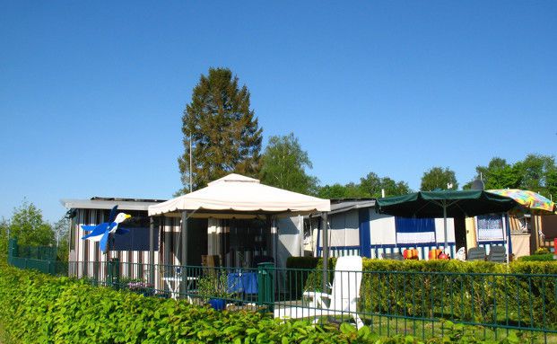 Rasen mähen und Hecke schneiden auf dem Campingplatz