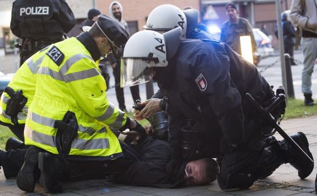 Welche Versicherung für Mai-Krawalle aufkommt