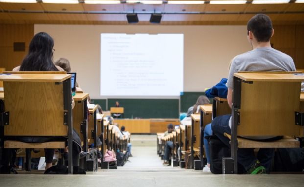 Eltern zahlen häufig Versicherungsbeiträge der Kinder