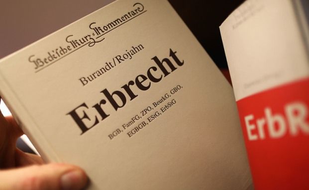 Testamentarische Bezugsberechtigte gehen vor gesetzliche Erben