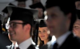 Wie Schüler, Azubis und Studenten gut versichert ins Berufsleben starten