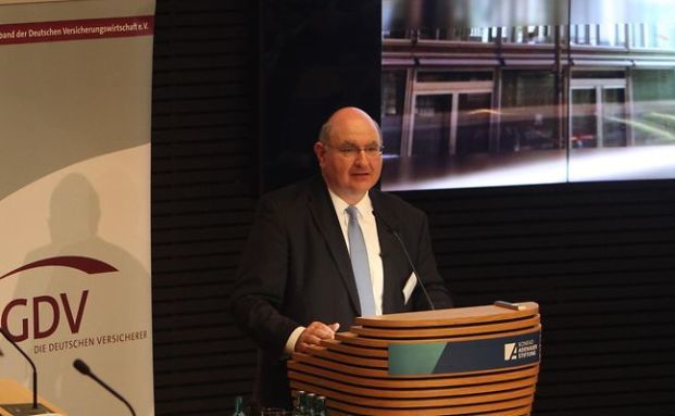 Eiopa-Chef stellt Versicherern weniger Bürokratie in Aussicht